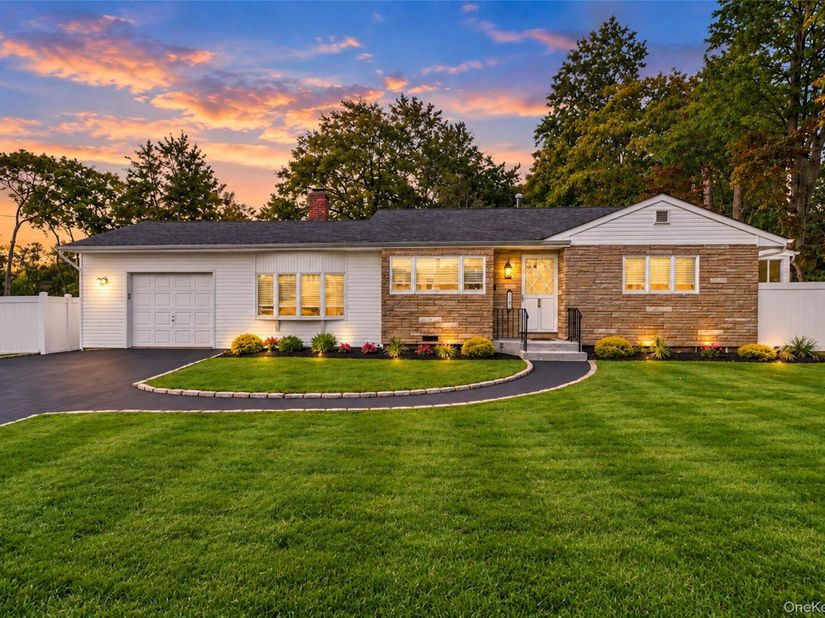 260 W 24th Street, Deer Park NY 11729