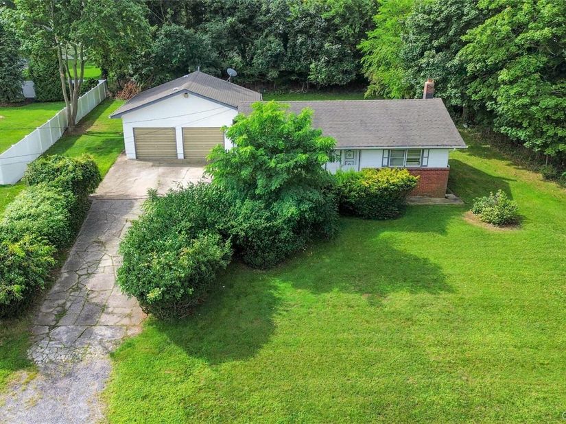 38 Sams Path, Rocky Point NY 11778