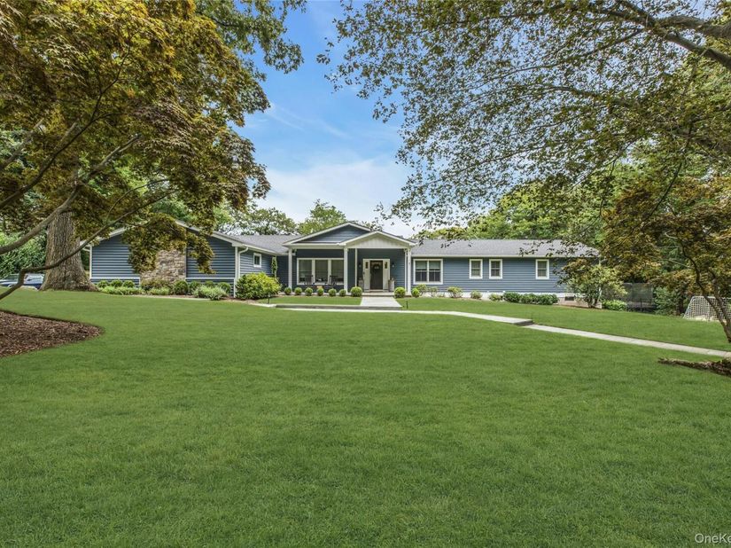 7 Ridge Drive, Melville NY 11747