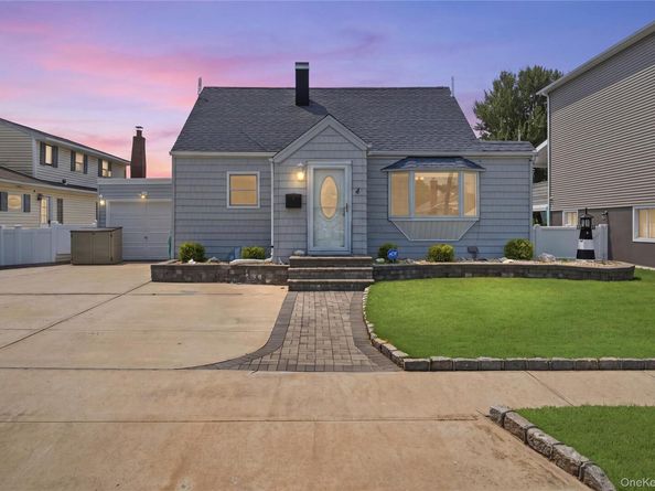 4 Flint Road, Amity Harbor NY 11701
