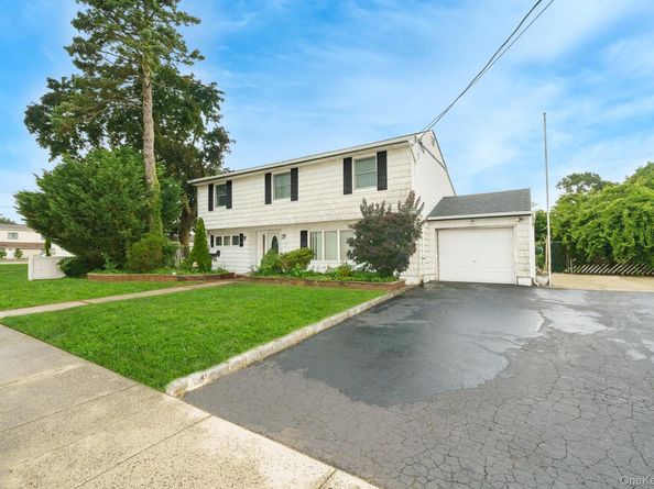 195 N Albany Avenue, Massapequa NY 11758