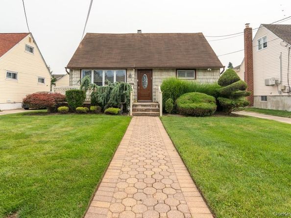 81 Montgomery Avenue, Oceanside NY 11572