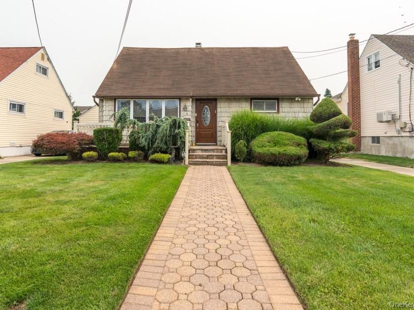 81 Montgomery Avenue, Oceanside NY 11572