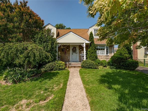 9 Croyden Lane, Hicksville NY 11801