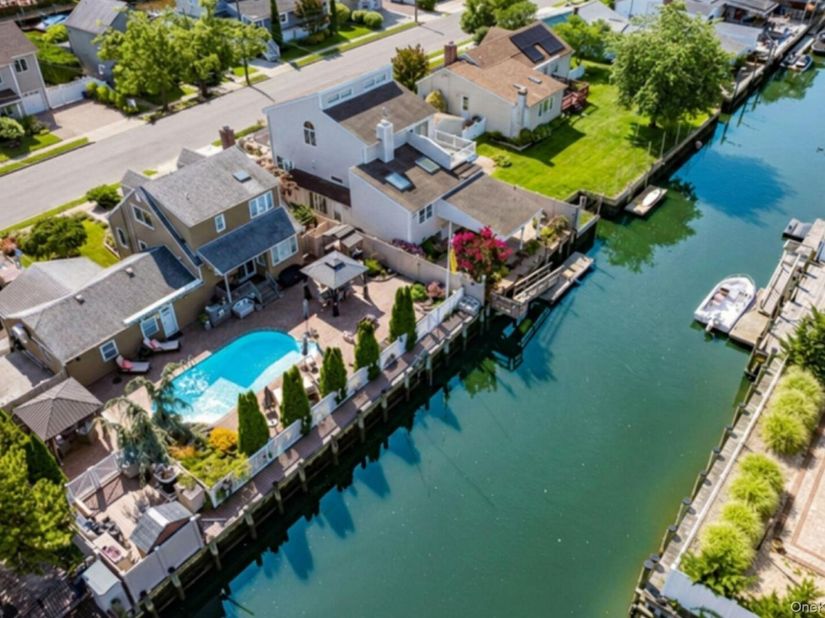 718 Farmers Avenue, Bellmore NY 11710