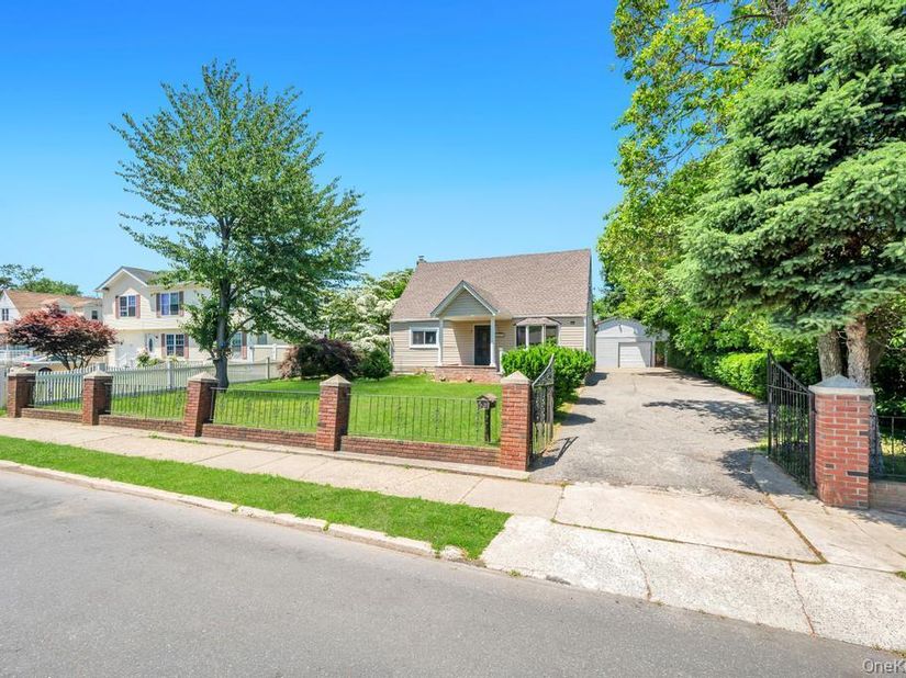 27 Yarnell Street, Brentwood NY 11717
