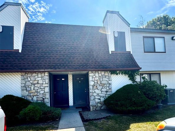 218 Pointe Circle 218, Coram NY 11727