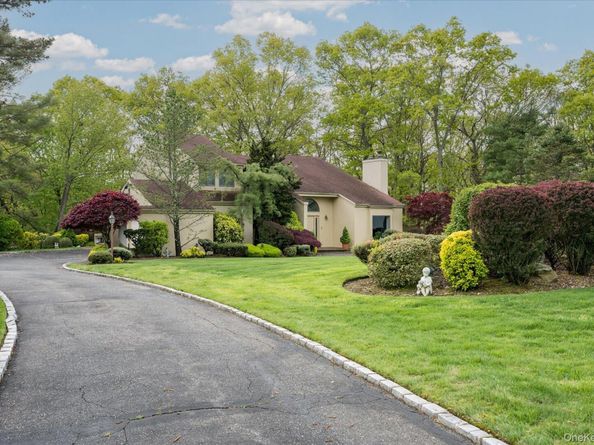 38 Tamara Court, Melville NY 11747