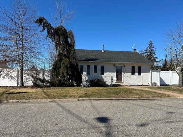 30 Jenkins Avenue, North Babylon NY 11703