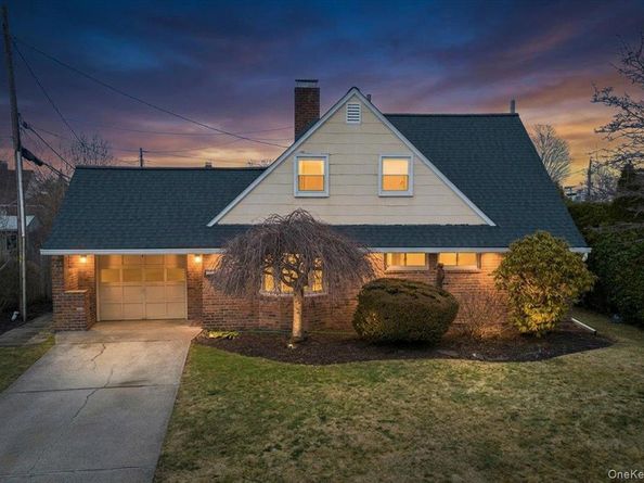 7 Constable Lane, Levittown NY 11756