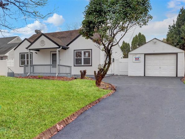 12 Carlls Path, North Babylon NY 11703