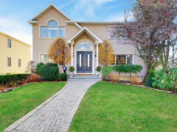 42 Mora Court, Manhasset NY 11030