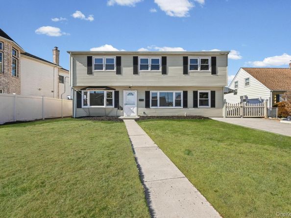 28 Candle Lane, Levittown NY 11756