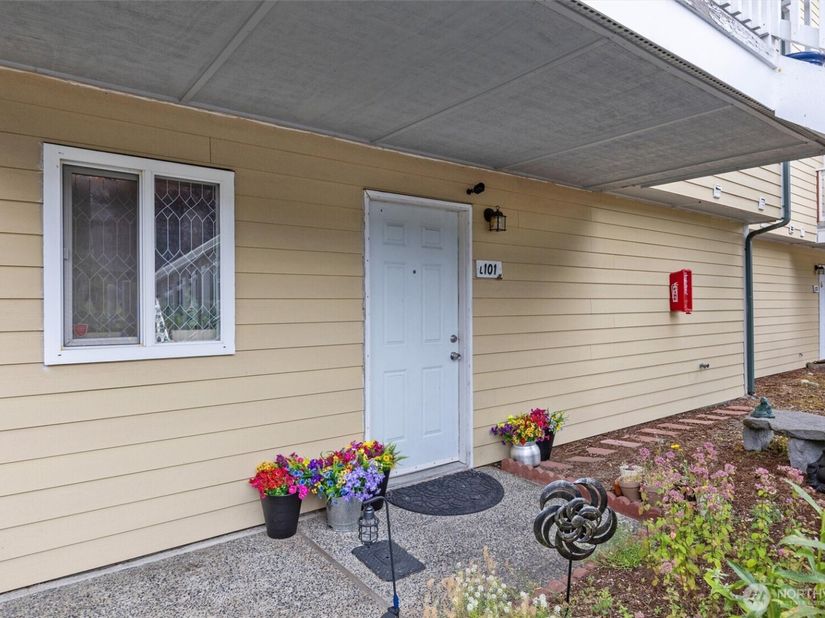 8823 Holly Drive L101, Everett WA 98208