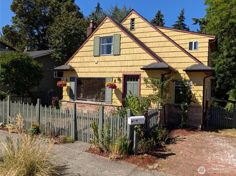 2623 39th Avenue SW, Seattle WA 98116
