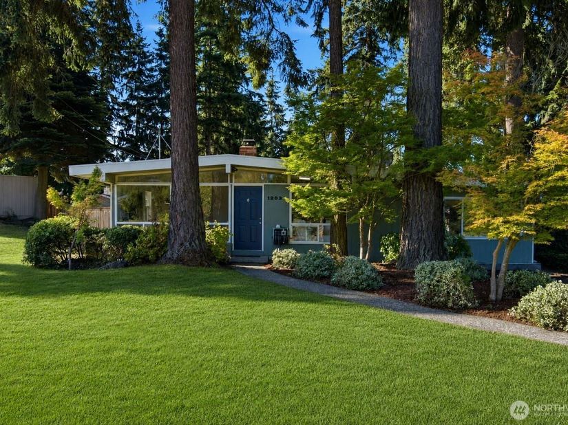 12039 SE 42nd St, Bellevue WA 98006