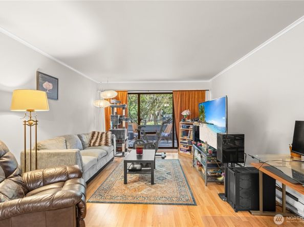7930 SE 34th Street 203, Mercer Island WA 98040
