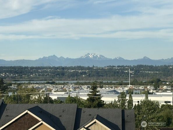 527 Pilchuck Path, Everett WA 98201