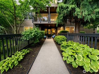 731 Broadway E