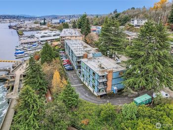 3200 W Commodore Way