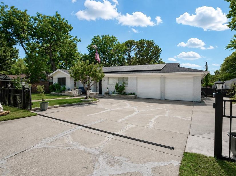500  Oakwood Drive , Euless Texas 76040