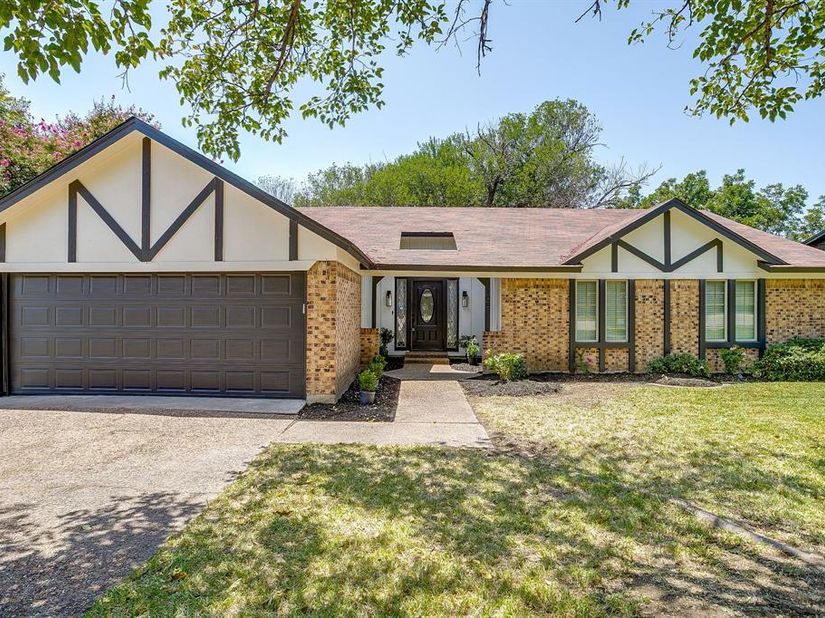 105  Lakeway Drive , Benbrook Texas 76126