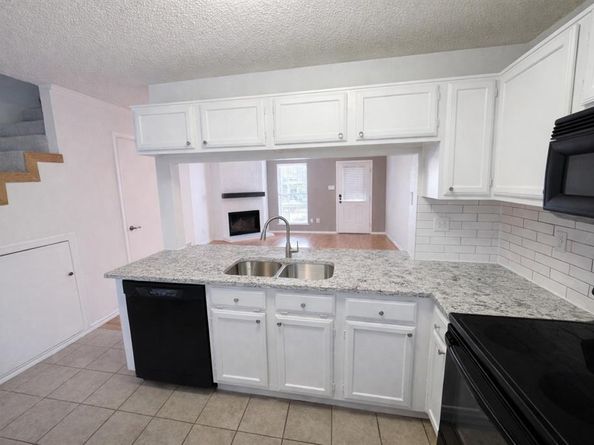 17  Abbey Road , Euless Texas 76039