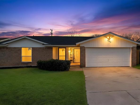 1052  Fox River Lane , Fort Worth Texas 76120