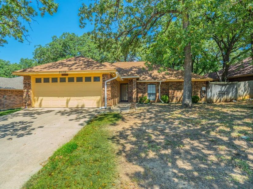 2119  Turf Club Drive , Arlington Texas 76017