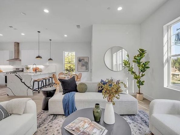 631 N Tyler Street  202, Dallas Texas 75208