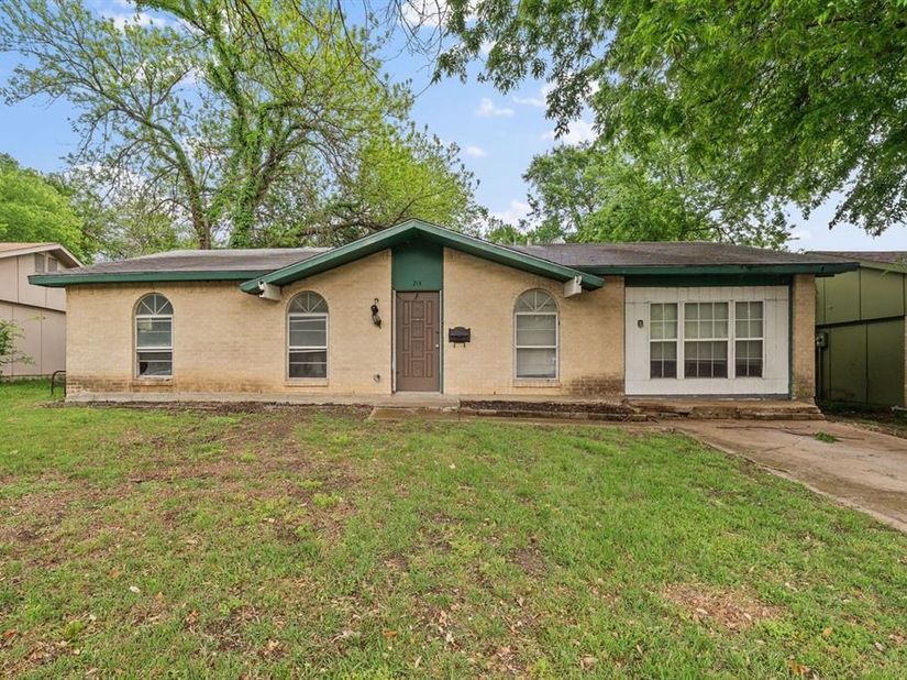 214  Independence Drive , Garland Texas 75043