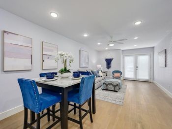 909 Reinli ST