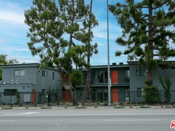 2716 S La Brea Avenue