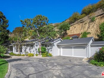 3520 Longridge Avenue