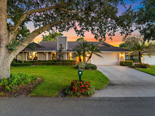 10 Bentwood Road, Palm Beach Gardens FL 33418