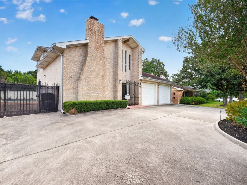 4823 Benning Drive, Houston TX 77035