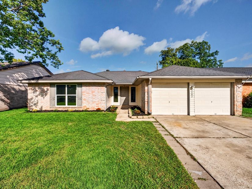 2402 Colonial Ridge Drive, Friendswood TX 77546