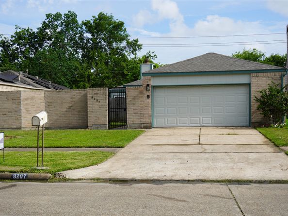 8207 Misty Ridge Lane, Houston TX 77071