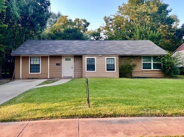 6043 Lyndhurst Drive, Houston TX 77033
