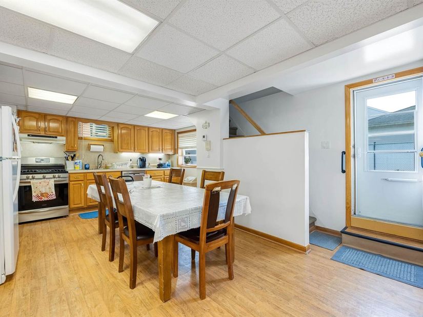 829 Roosevelt Ave, Secaucus NJ 07094