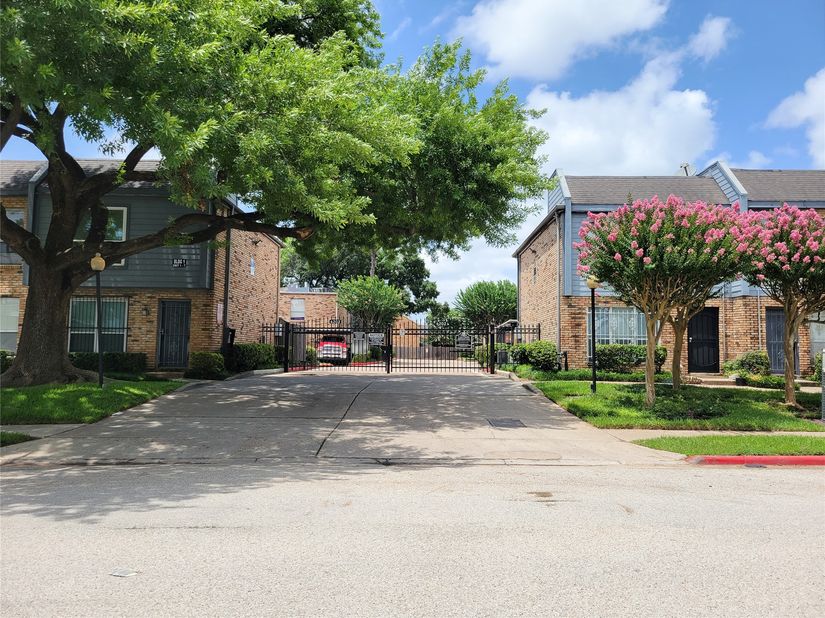 6202 Skyline 32, Houston TX 77057
