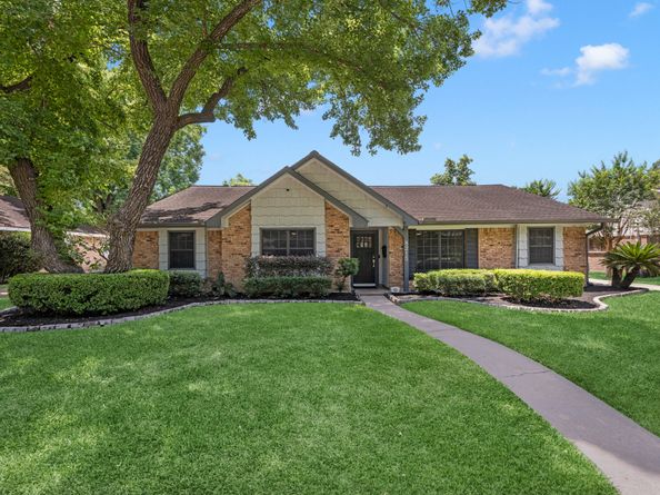 8215 Braes Meadow Drive, Houston TX 77071