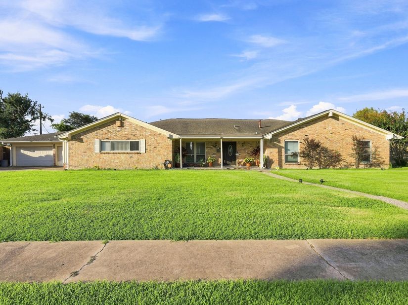 315 Stonehenge Lane, Houston TX 77015