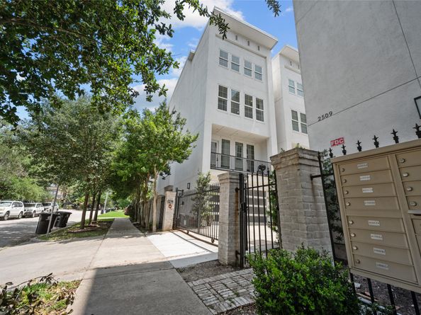 2505 Dorrington E, Houston TX 77030