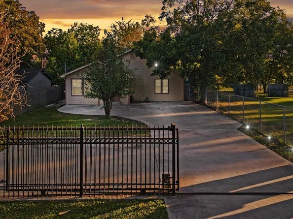 9506 E Avenue I, Houston TX 77012