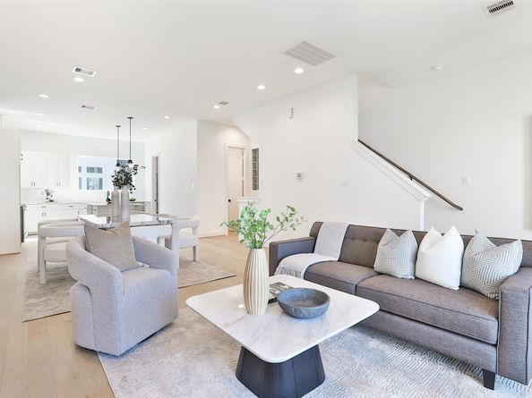 1018 W 15th 1/2 Street B, Houston TX 77008