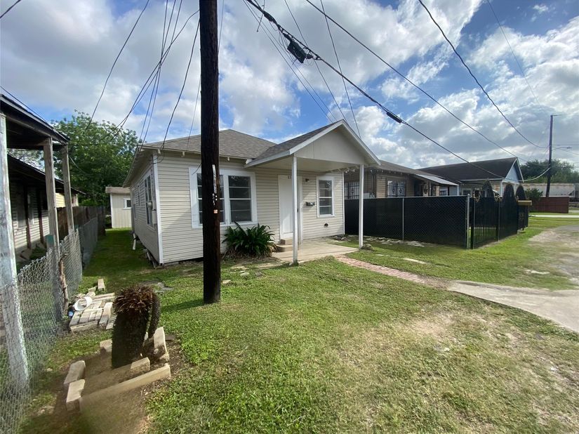 8213 E Erath Street, Houston TX 77012
