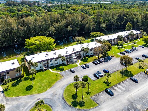 130 Lake Meryl Drive 228, West Palm Beach FL 33411