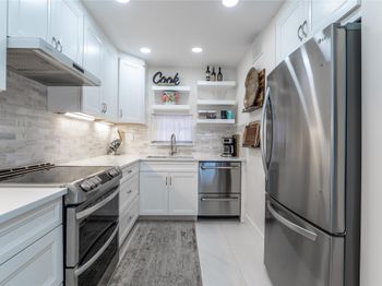 9411 N Hollybrook Lake Dr