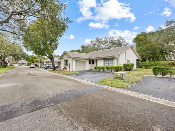 425 Shadow Wood Ln, Coral Springs FL 33071